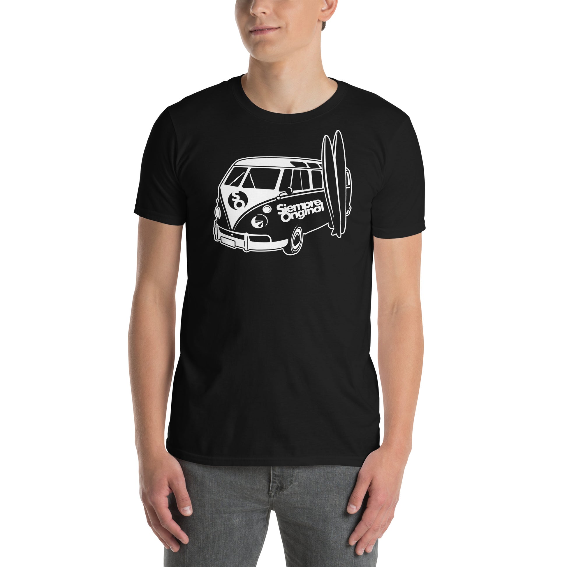 hombre con camiseta furgoneta surf negra