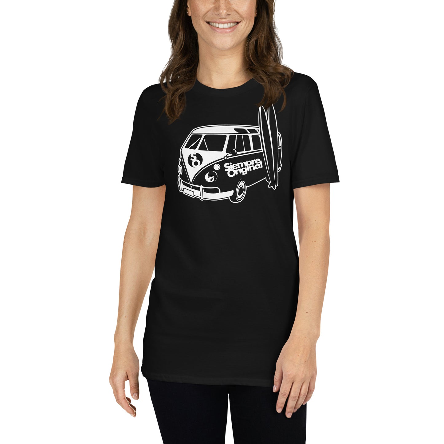 mujer con camiseta furgoneta surf negra