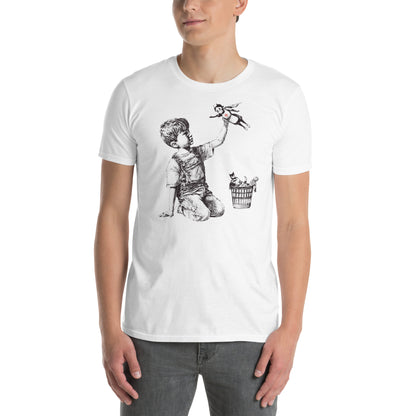 hombre con camiseta game changer banksy blanca