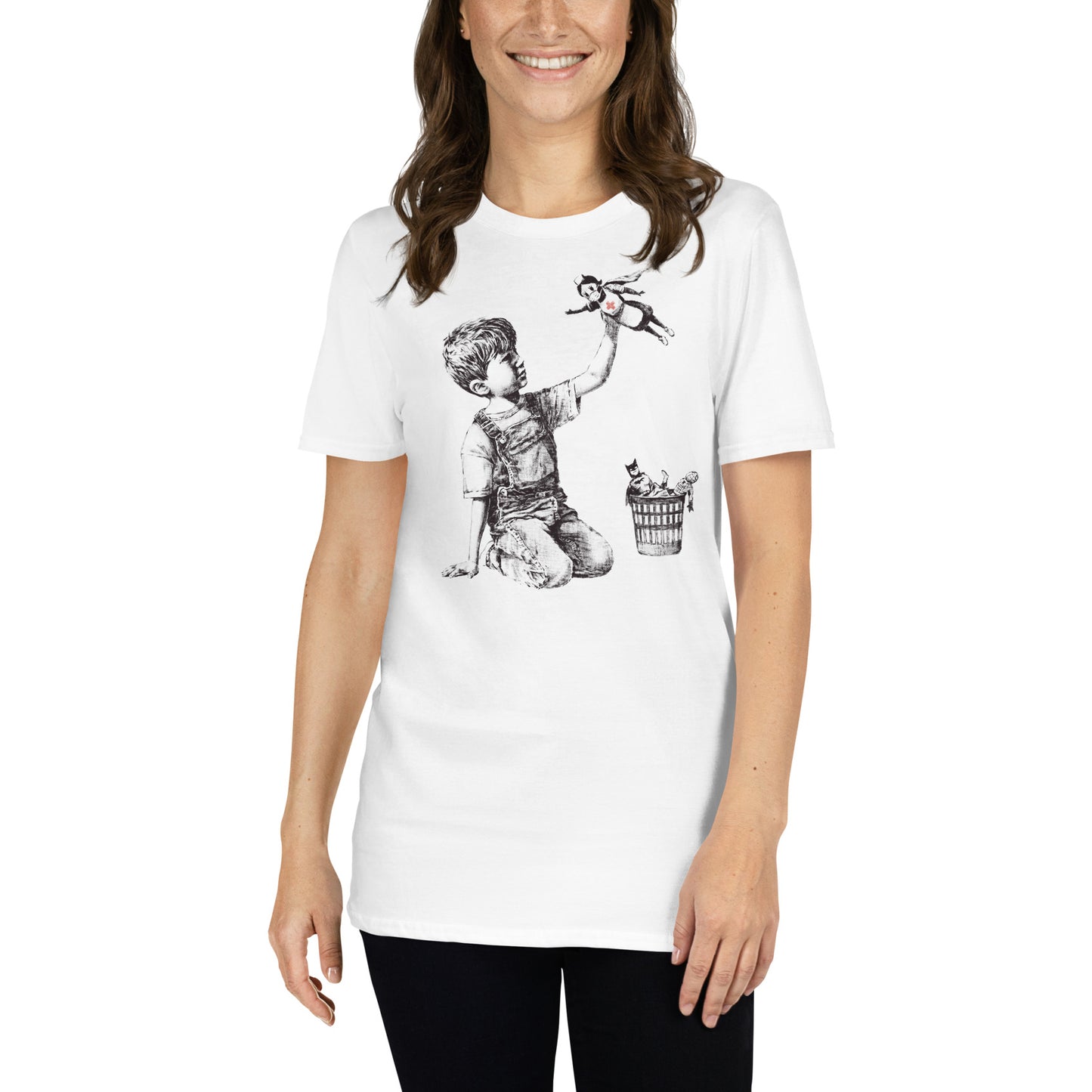 mujer con camiseta game changer banksy blanca