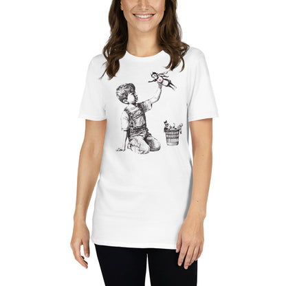 mujer con camiseta game changer banksy blanca