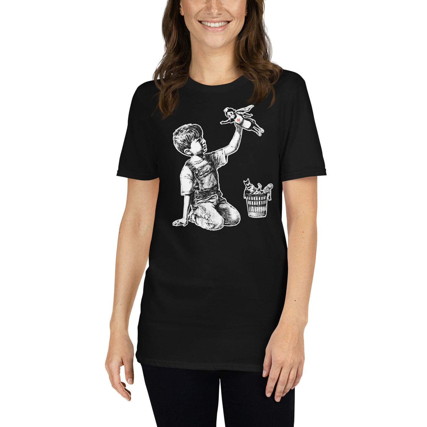 mujer con camiseta game changer banksy negra
