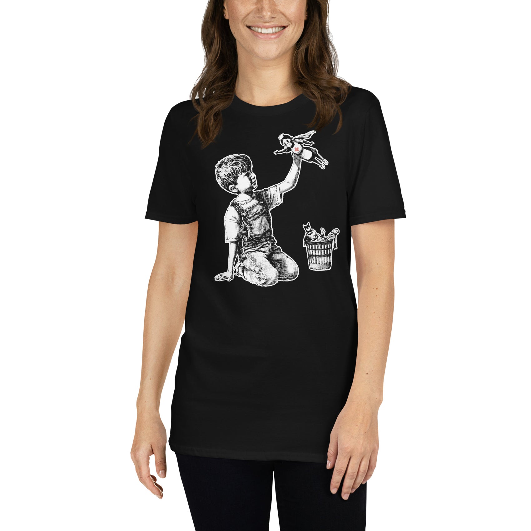 mujer con camiseta game changer banksy negra