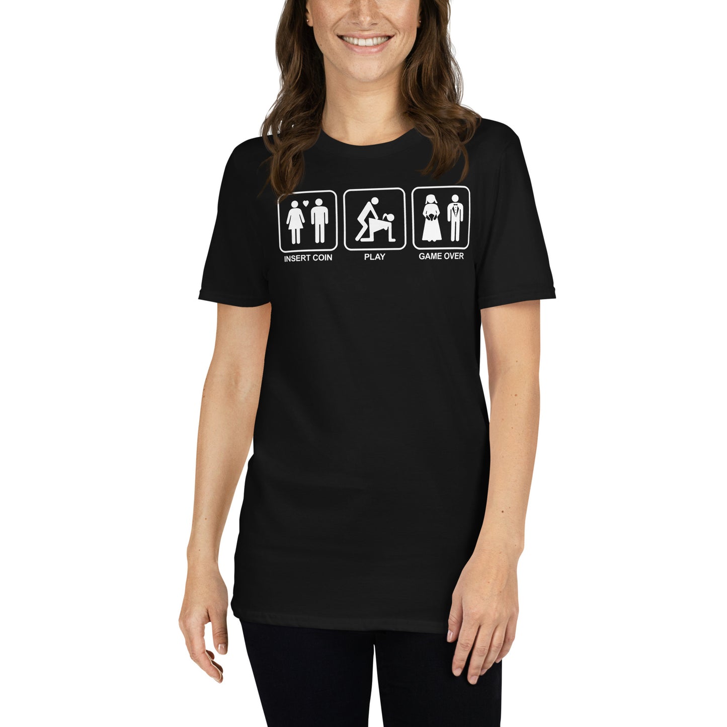 mujer con camiseta game over boda amor negra