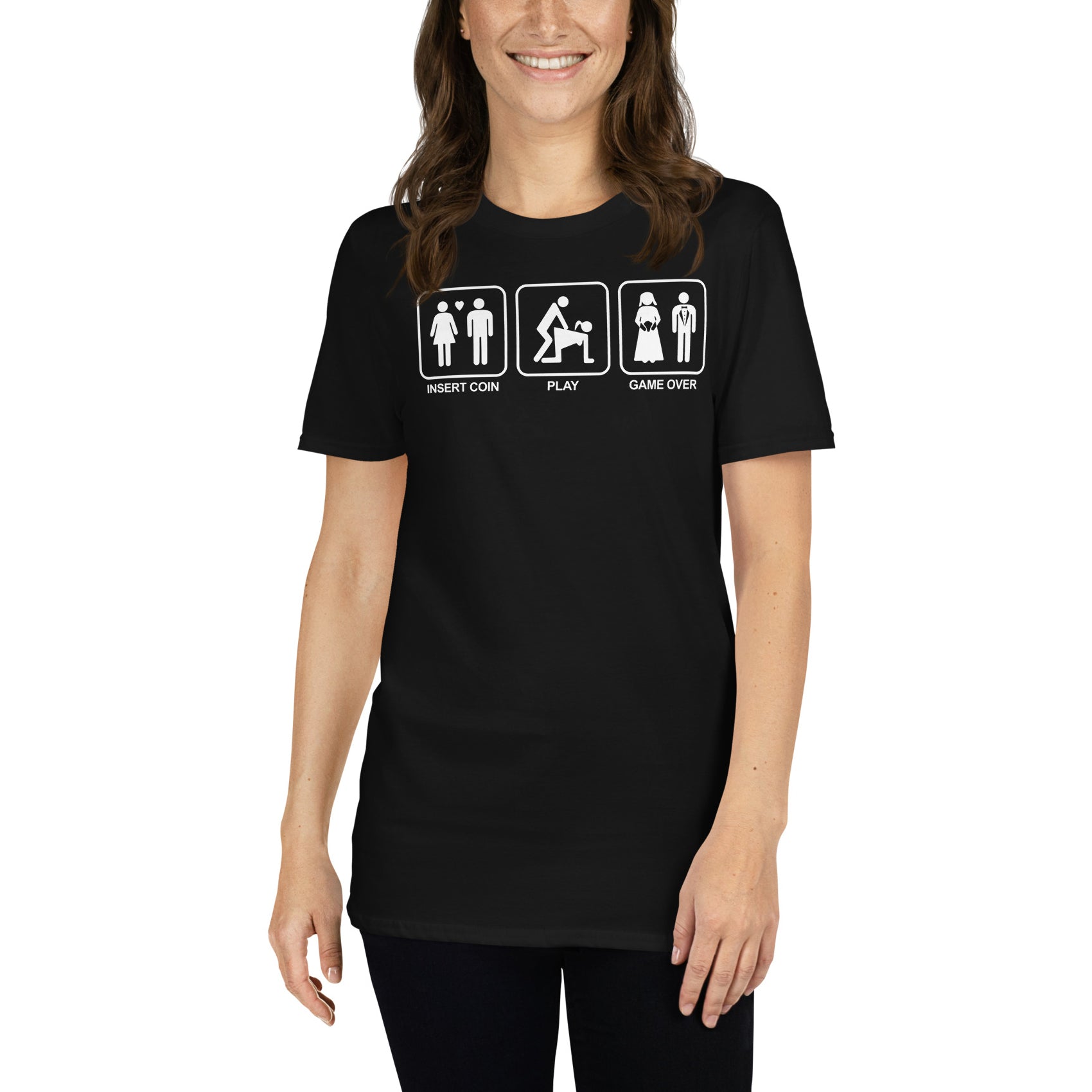 mujer con camiseta game over boda amor negra