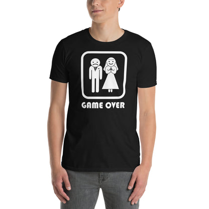 hombre con camiseta game over matrimonio boda negra
