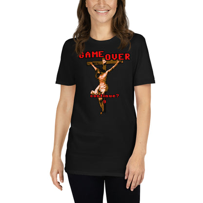 mujer con camiseta game over retro jesus cruz negra