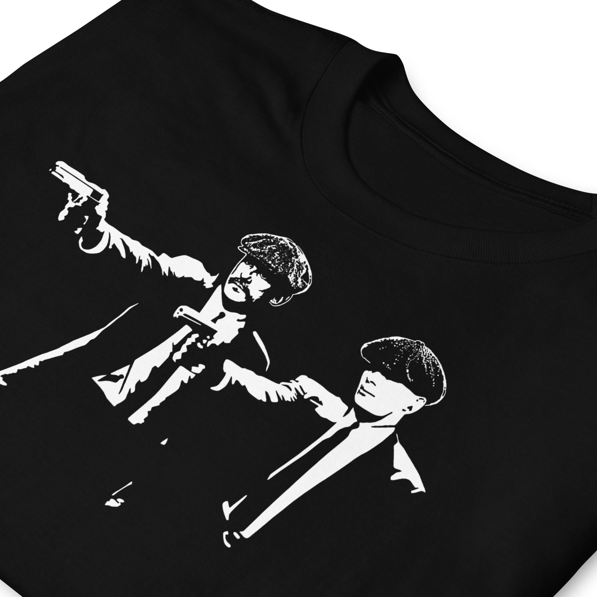 detalle de hombre con camiseta gangster hermanos armados anos 20 negra