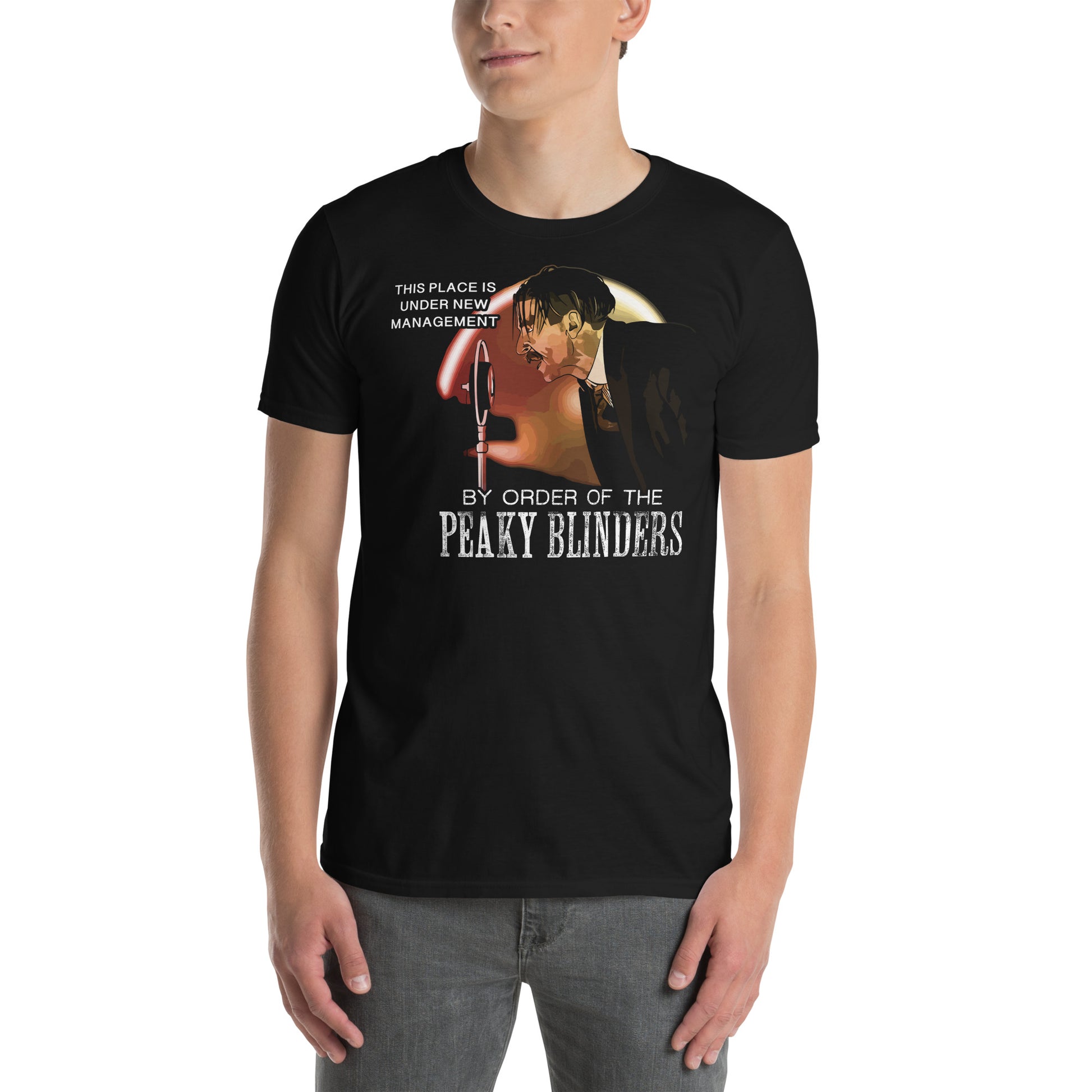 hombre con camiseta por orden de los peaky blinders arthur shelby negra
