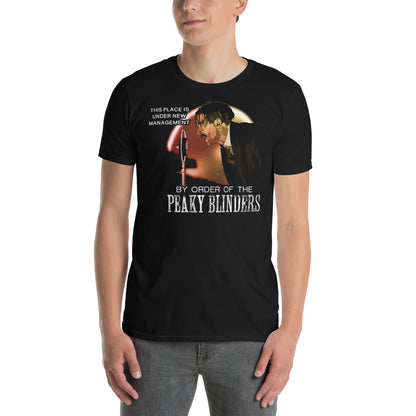 hombre con camiseta por orden de los peaky blinders arthur shelby negra