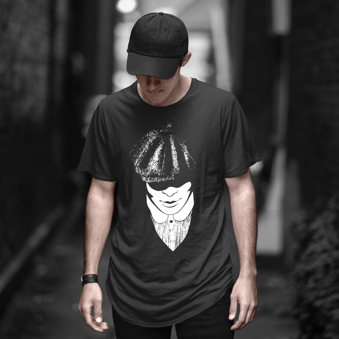 hombre con camiseta tommy shelby peaky blinders negra