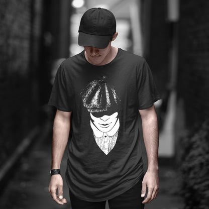 hombre con camiseta tommy shelby peaky blinders negra