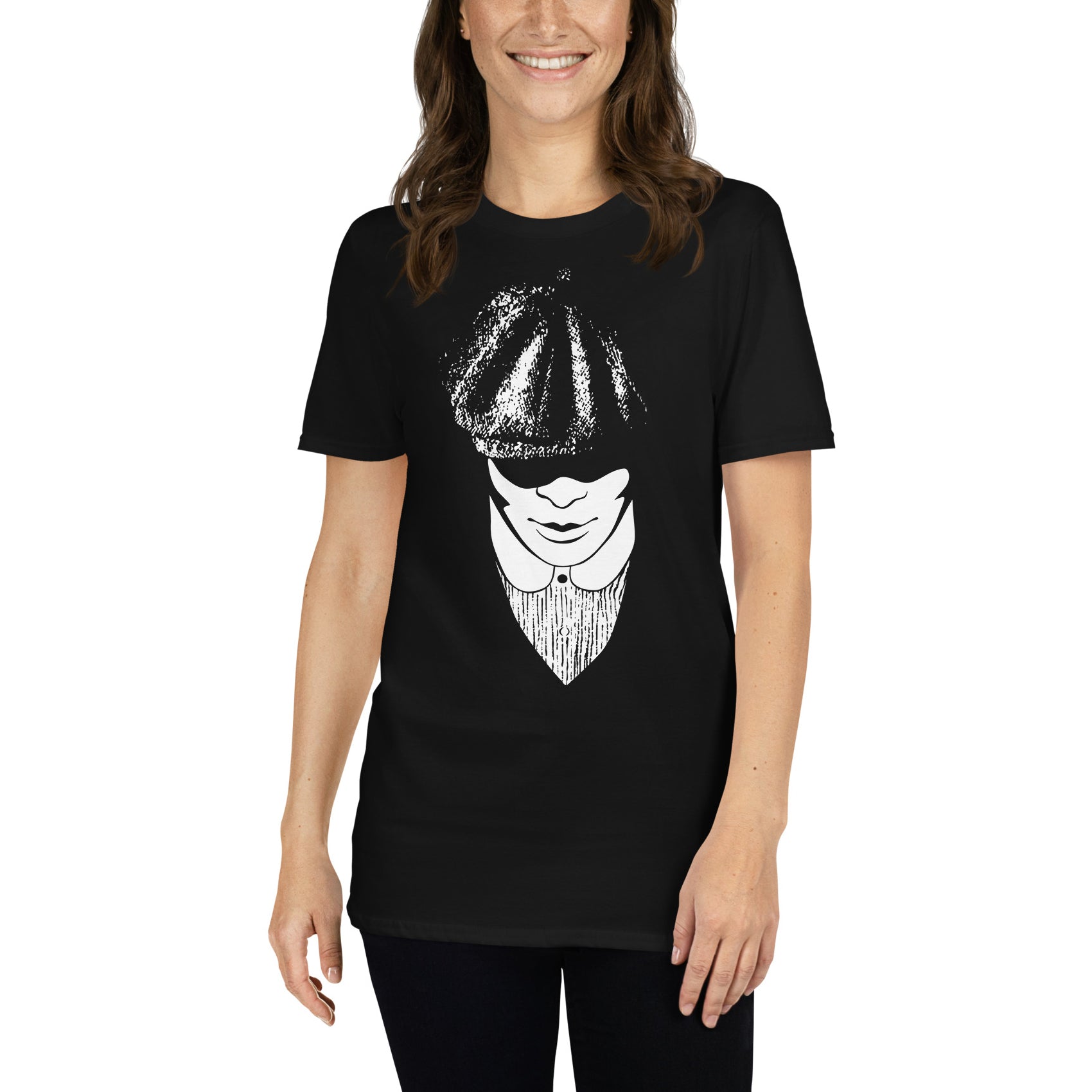 mujer con camiseta tommy shelby peaky blinders negra