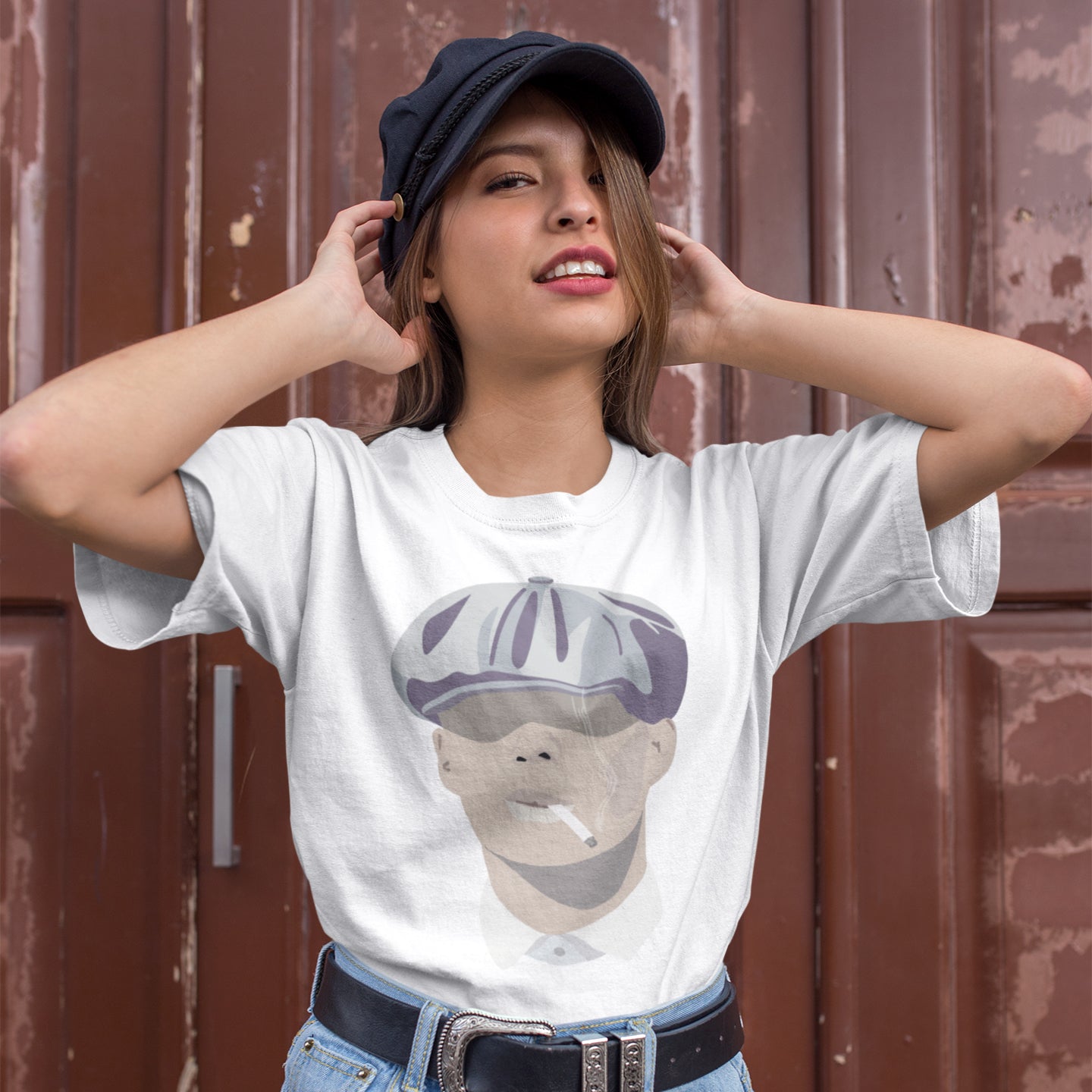 mujer con camiseta peaky blinders tommy shelby blanca
