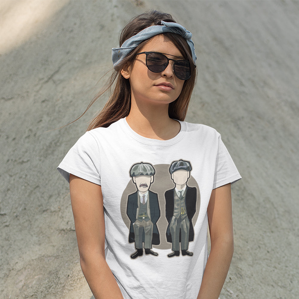 mujer con camiseta peaky blinders tommy arthur blanca