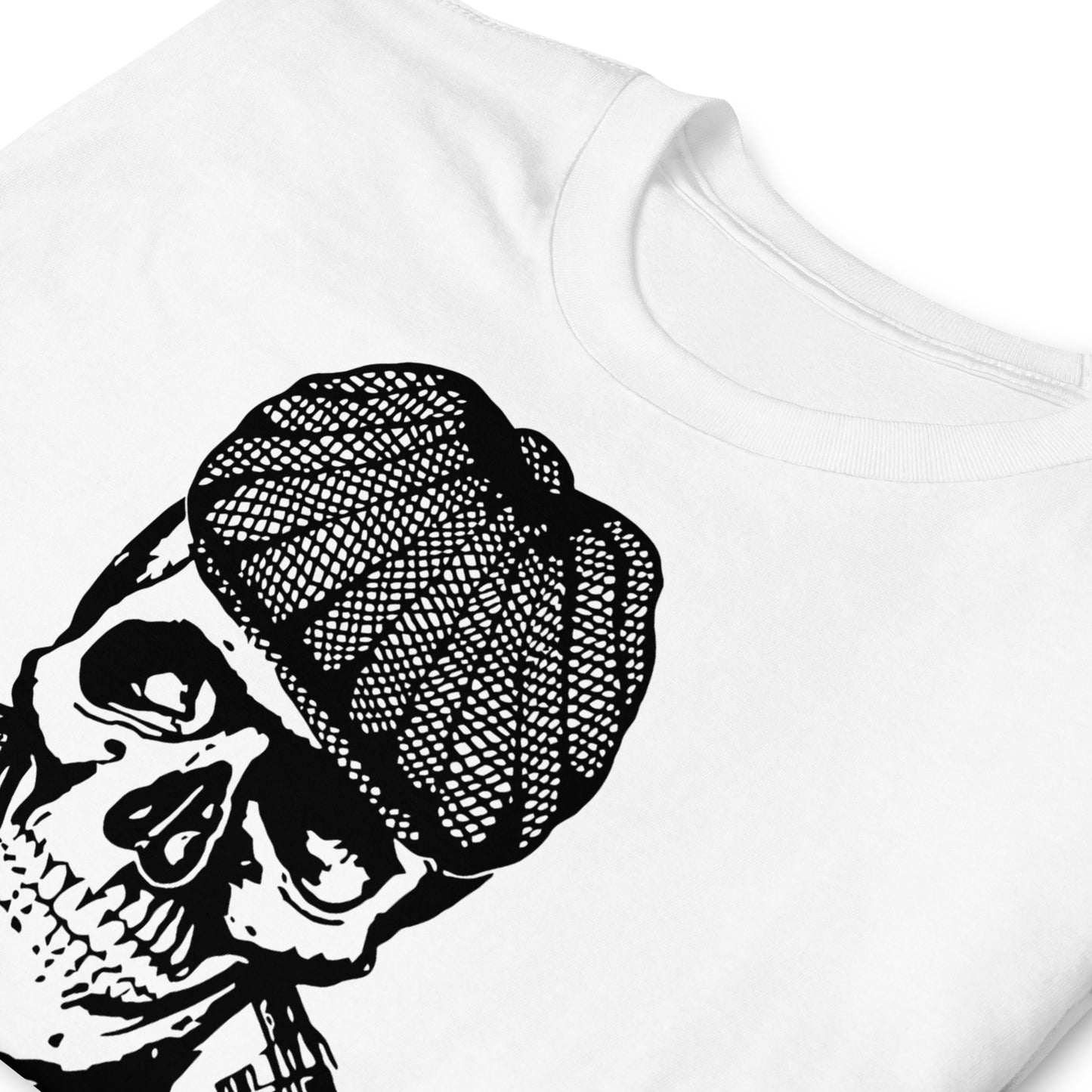 detalle de camiseta gangster calavera boina blanca