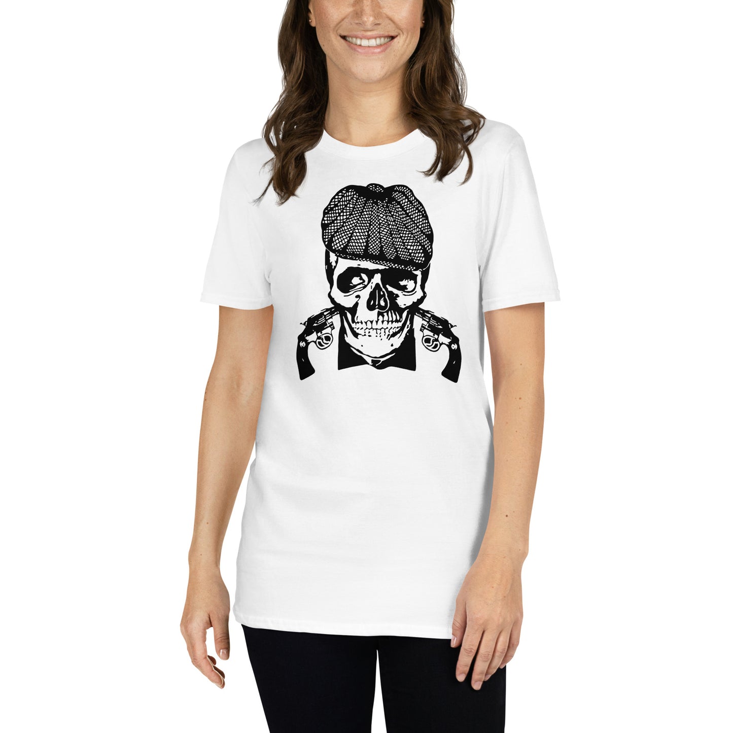 mujer con camiseta gangster calavera boina blanca