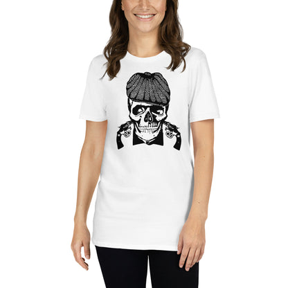 mujer con camiseta gangster calavera boina blanca