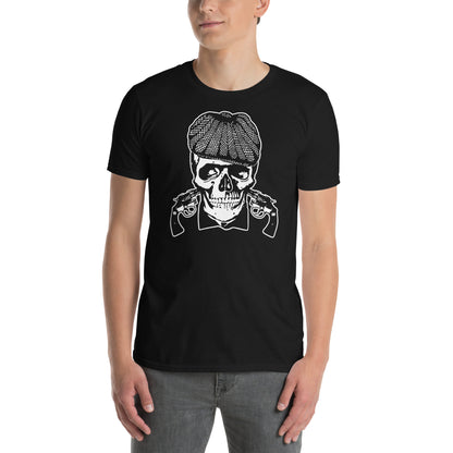 hombre con camiseta gangster calavera negra