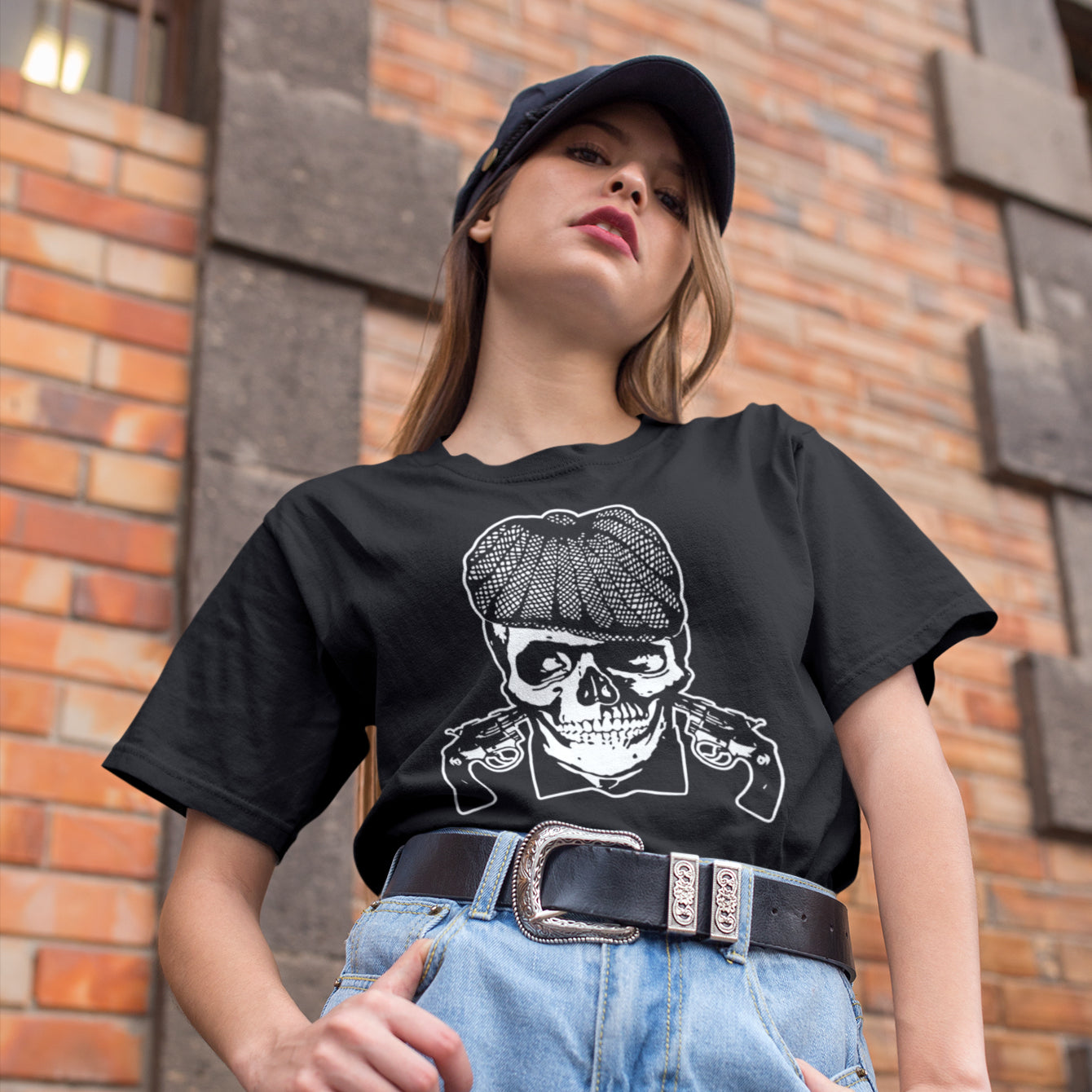 mujer con camiseta peaky blinders calavera negra