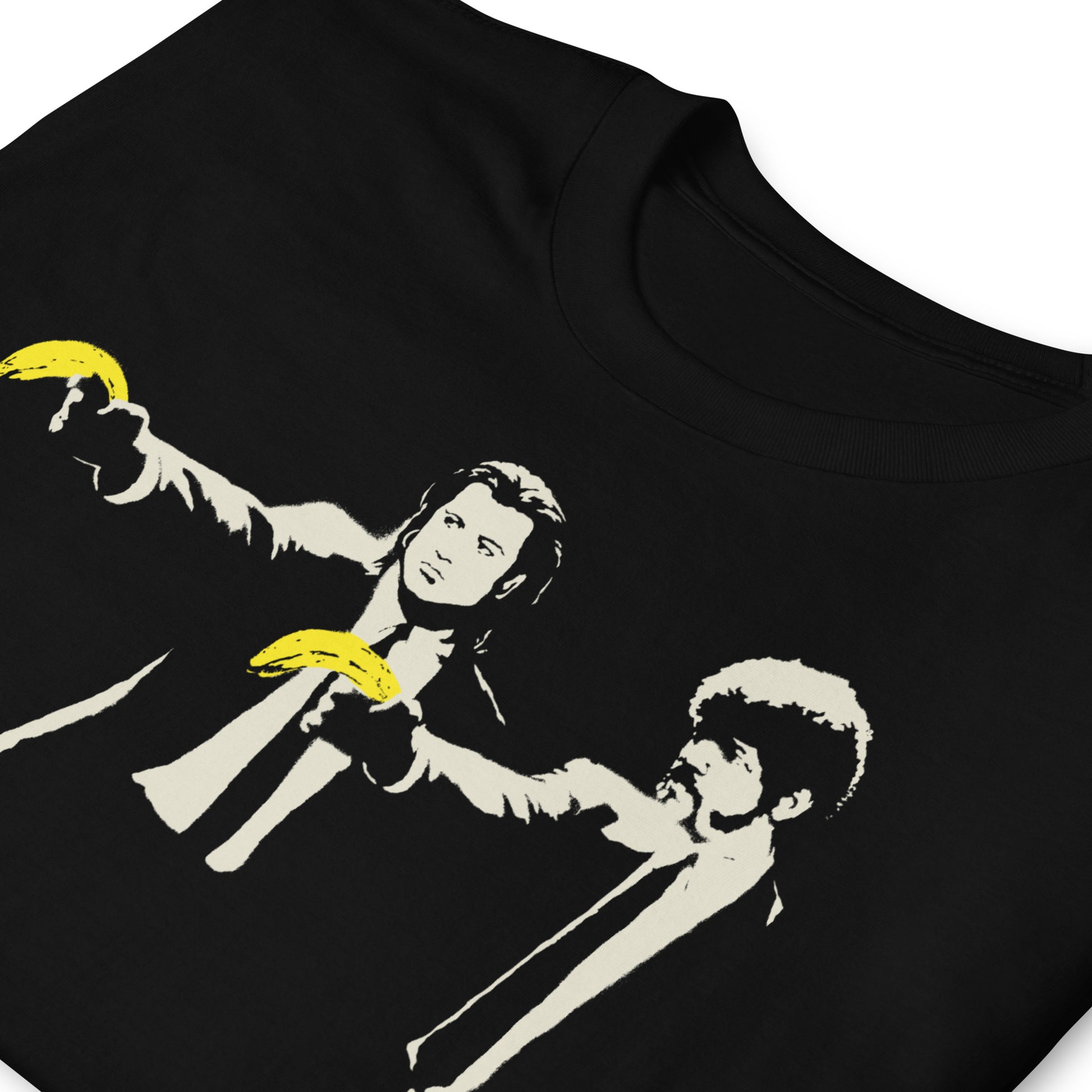 detalle de camiseta gangsters with banana arte urbano negra