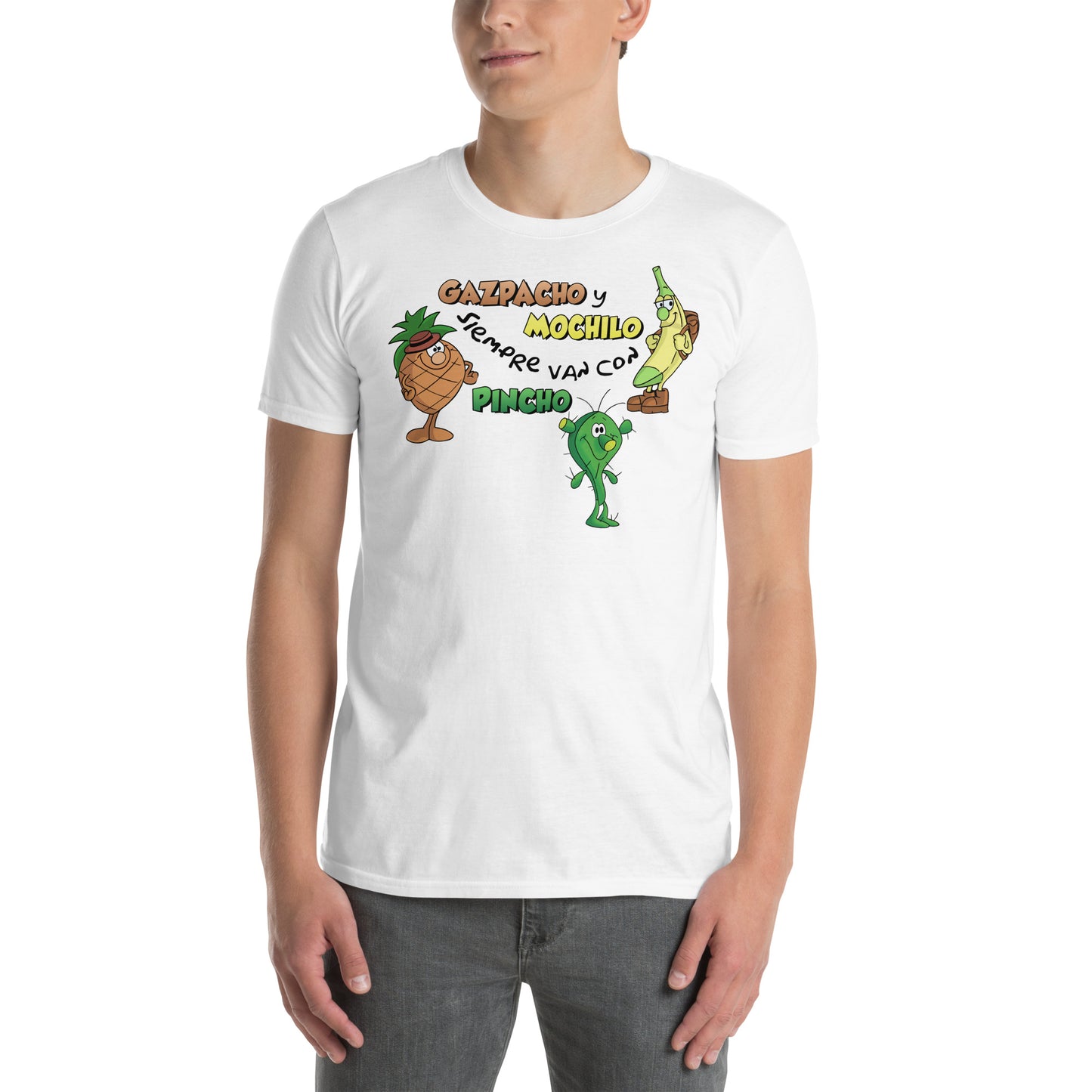 hombre con camiseta gazpacho y mochilo siempre van con pincho los fruittis retro en color blanco