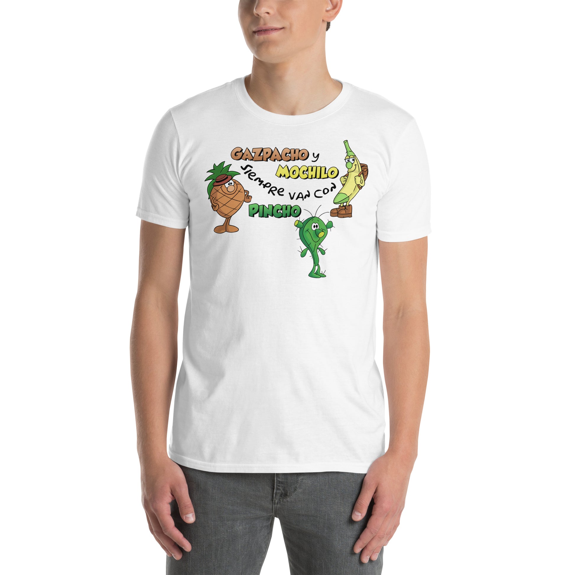 hombre con camiseta gazpacho y mochilo siempre van con pincho los fruittis retro en color blanco
