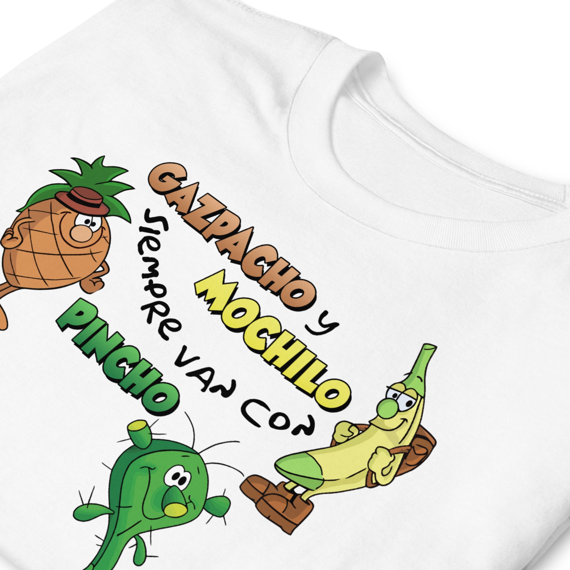 detalle de camiseta gazpacho y mochilo siempre van con pincho los fruittis retro en color blanco