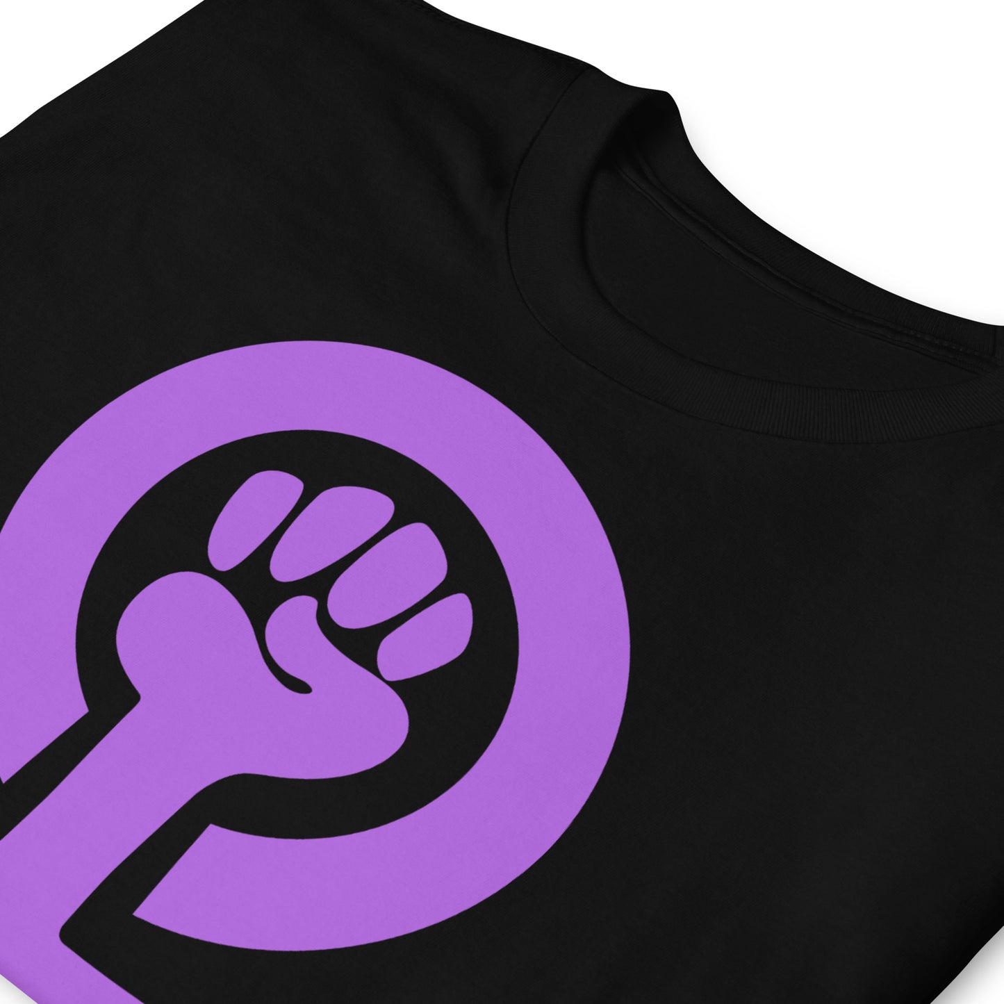 detalle de camiseta girl power simbolo feminista negra