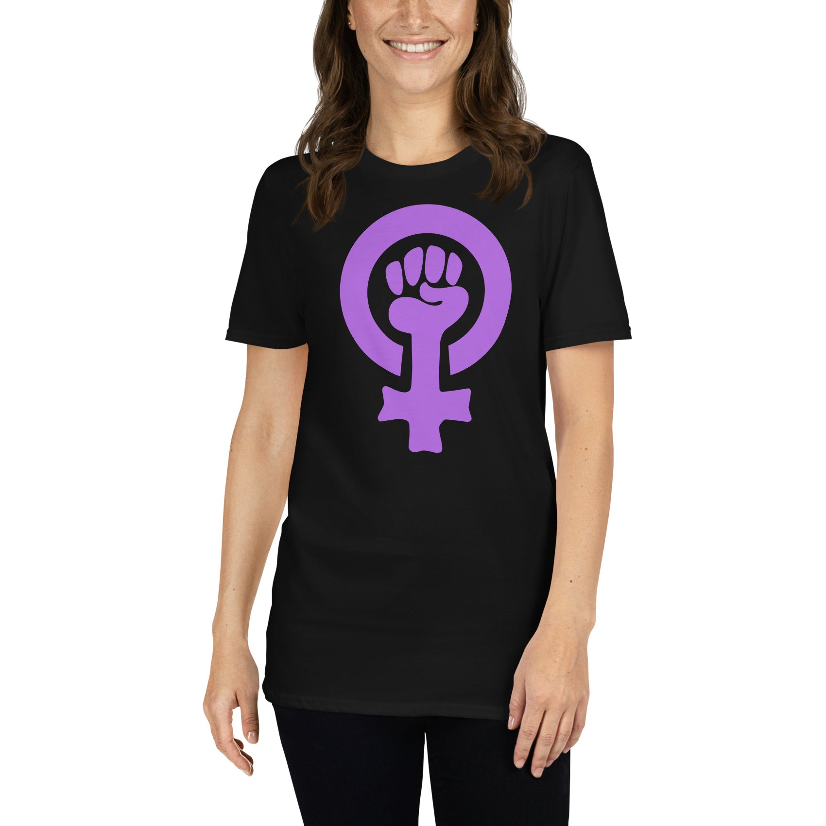 mujer con camiseta girl power simbolo feminista negra