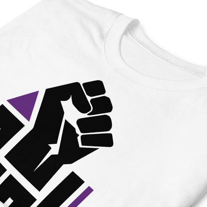 detalle de camiseta girl power tipografica blanca