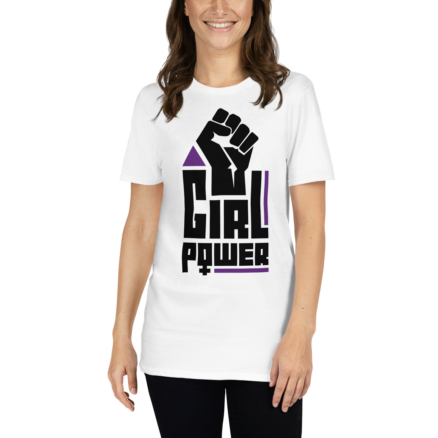 mujer con camiseta girl power tipografica blanca