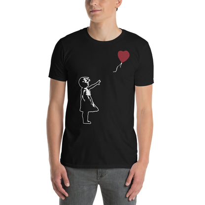 hombre con camiseta girl with balloon banksy negra