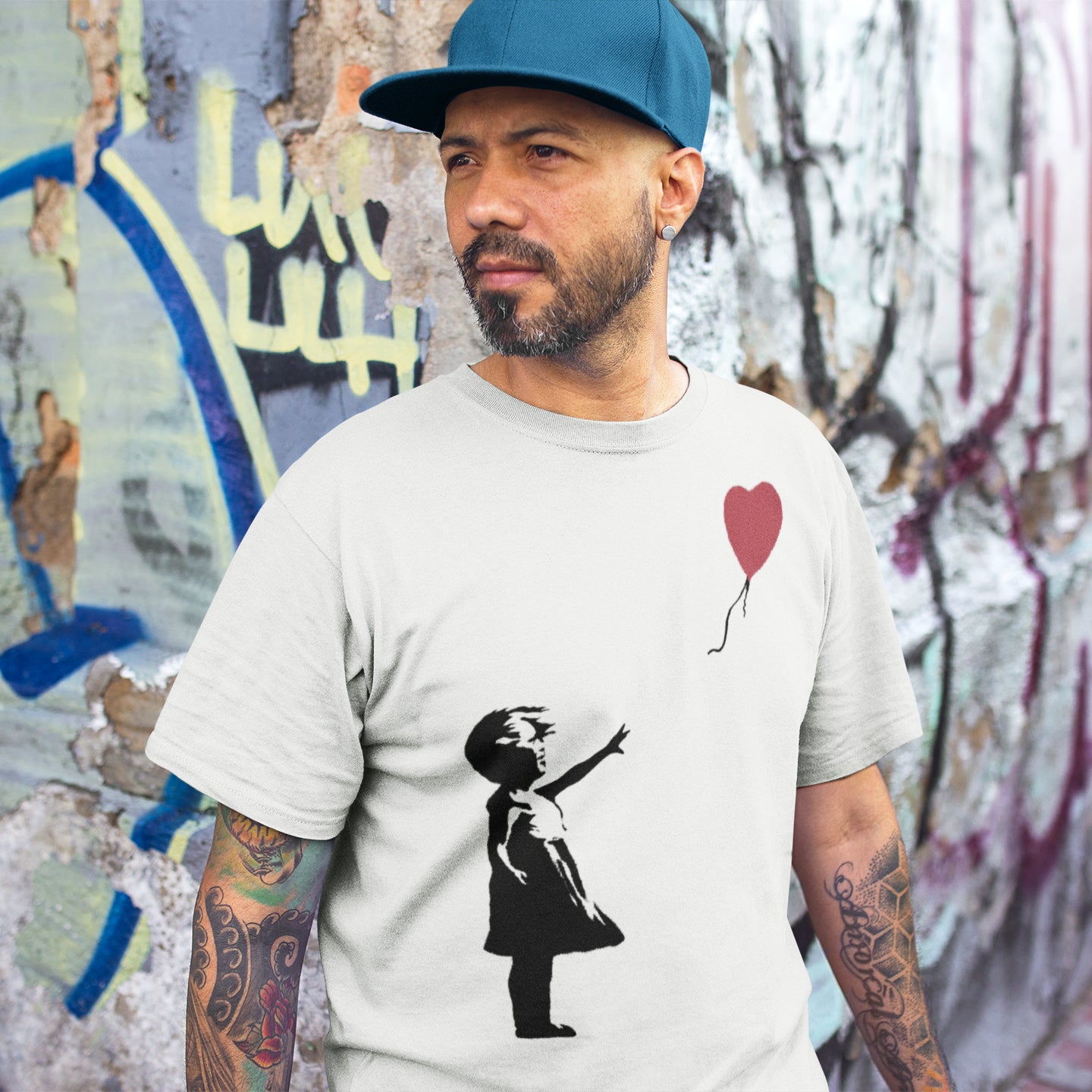 Hombre con camiseta Girl with Balloon de Banksy blanca
