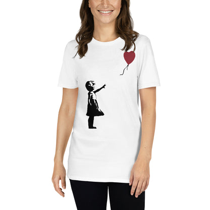 mujer con camiseta girl with balloon banksy blanca
