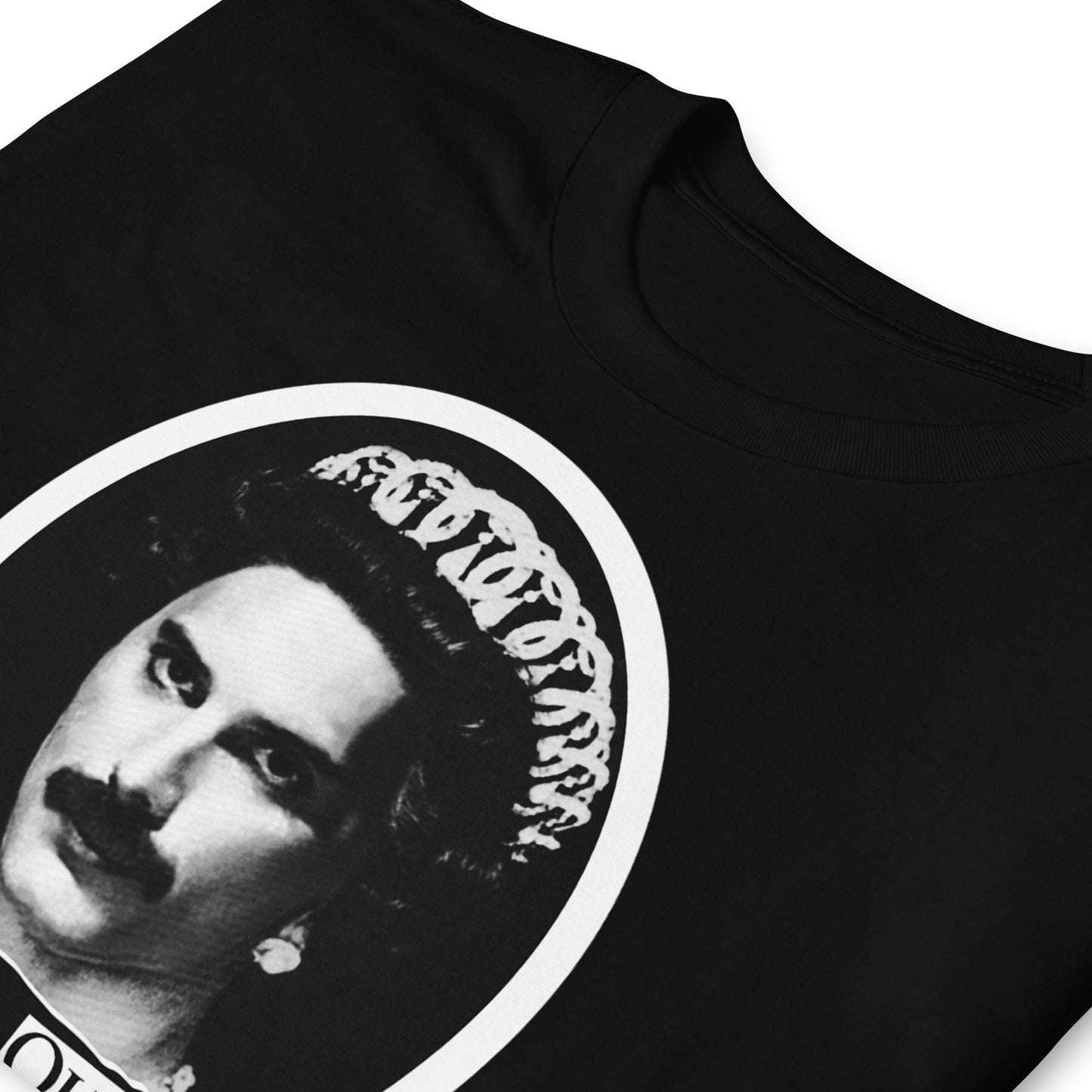 detalle de camiseta god save the queen freddy mercury negra