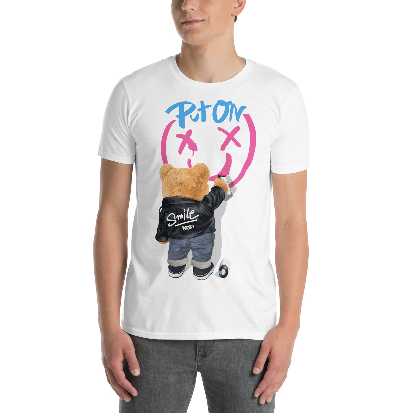 hombre con camiseta graffiti put on smile teddy bear siempre original urban en color blanco
