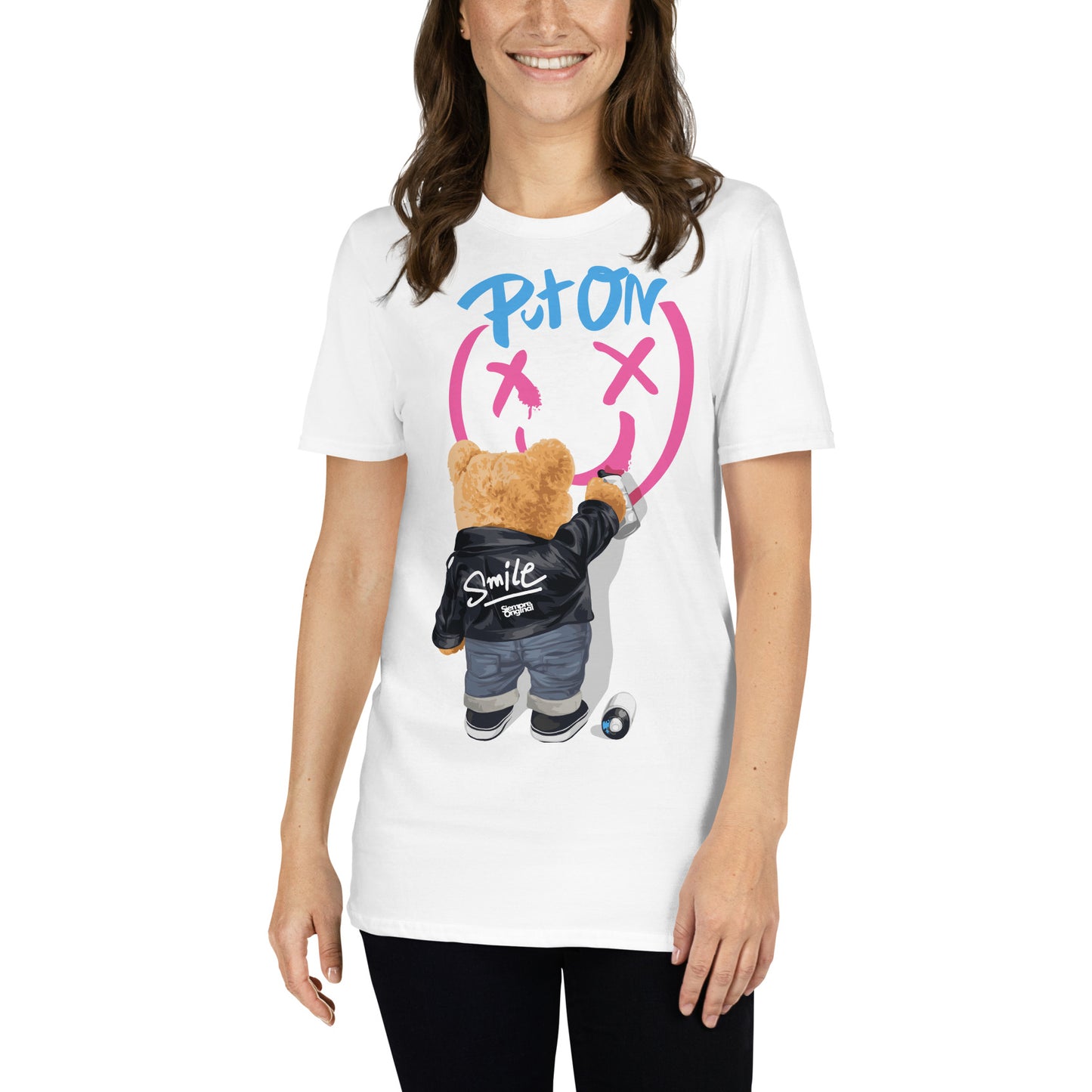 mujer con camiseta graffiti put on smile teddy bear siempre original urban en color blanco