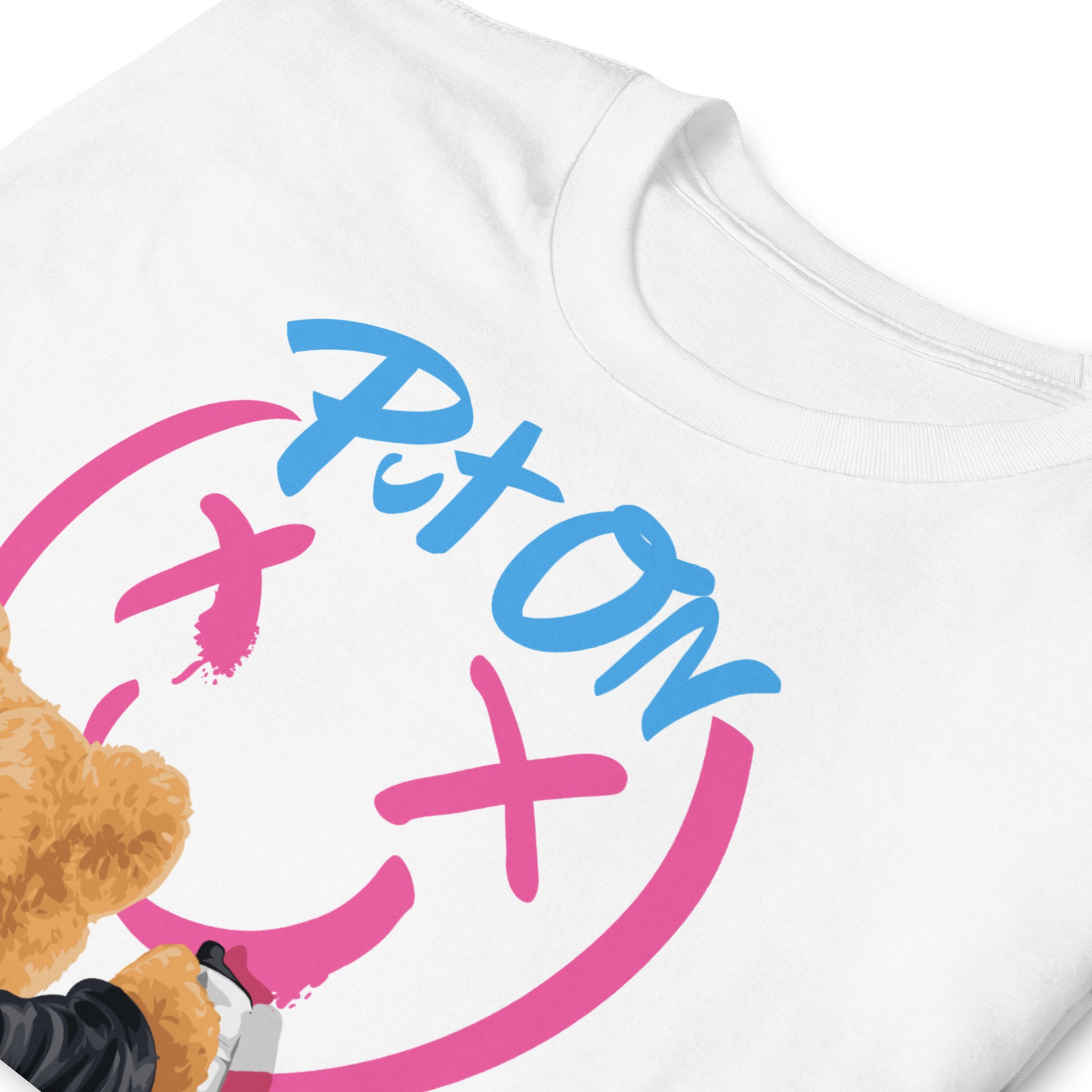detalle de camiseta graffiti put on smile teddy bear siempre original urban en color blanco