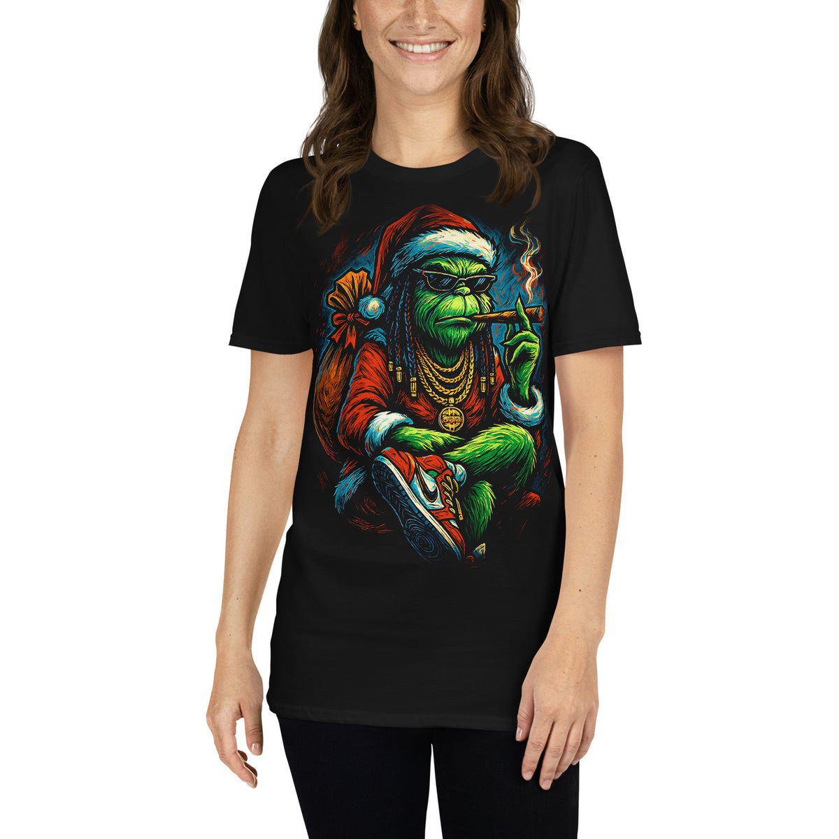 Mujer con camiseta negra con Grinch con look urbano de Navidad