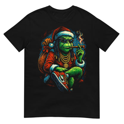 Camiseta negra con Grinch con look urbano de Navidad