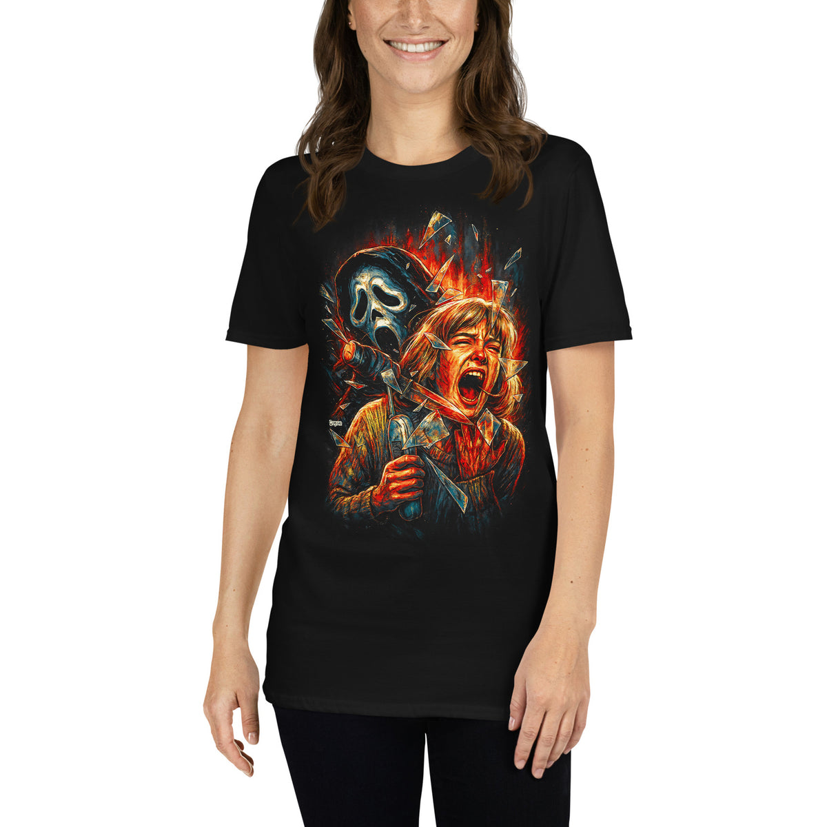 Mujer con camiseta negra inspirada en Ghostface y Scream