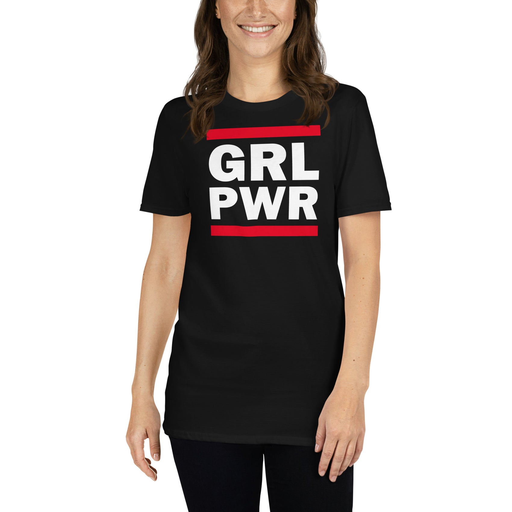 mujer con camiseta girl power minimalista negra