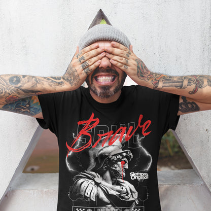 hombre con camiseta guerrero espartano negra