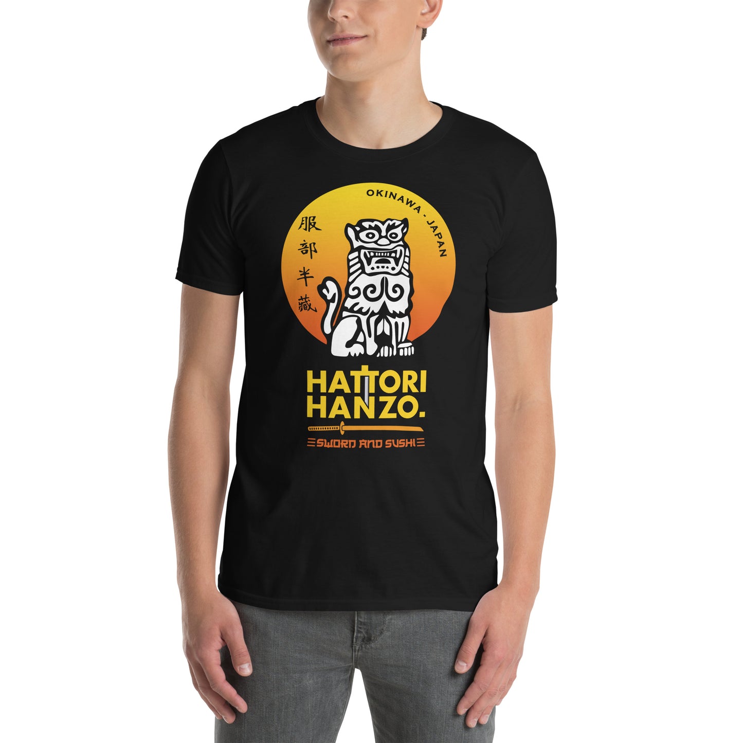 hombre con camiseta hattori hanzo kill bill negra