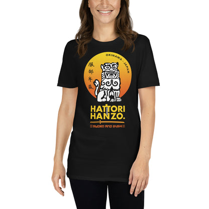 mujer con camiseta hattori hanzo kill bill negra