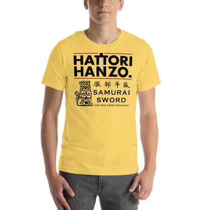hombre con camiseta hattori hanzo samurai kill bill amarilla