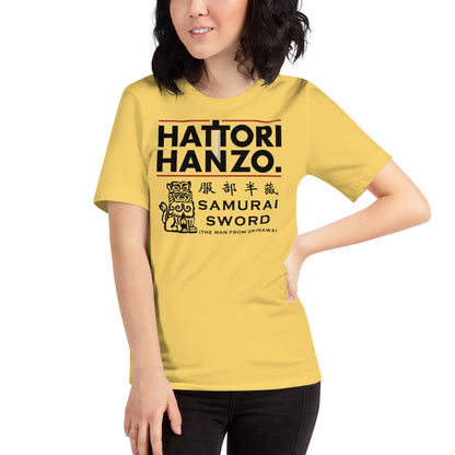 mujer con camiseta hattori hanzo samurai kill bill amarilla