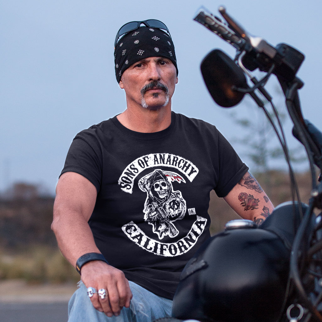 hombre con camiseta hijos de la anarquia sons of anarchy negra