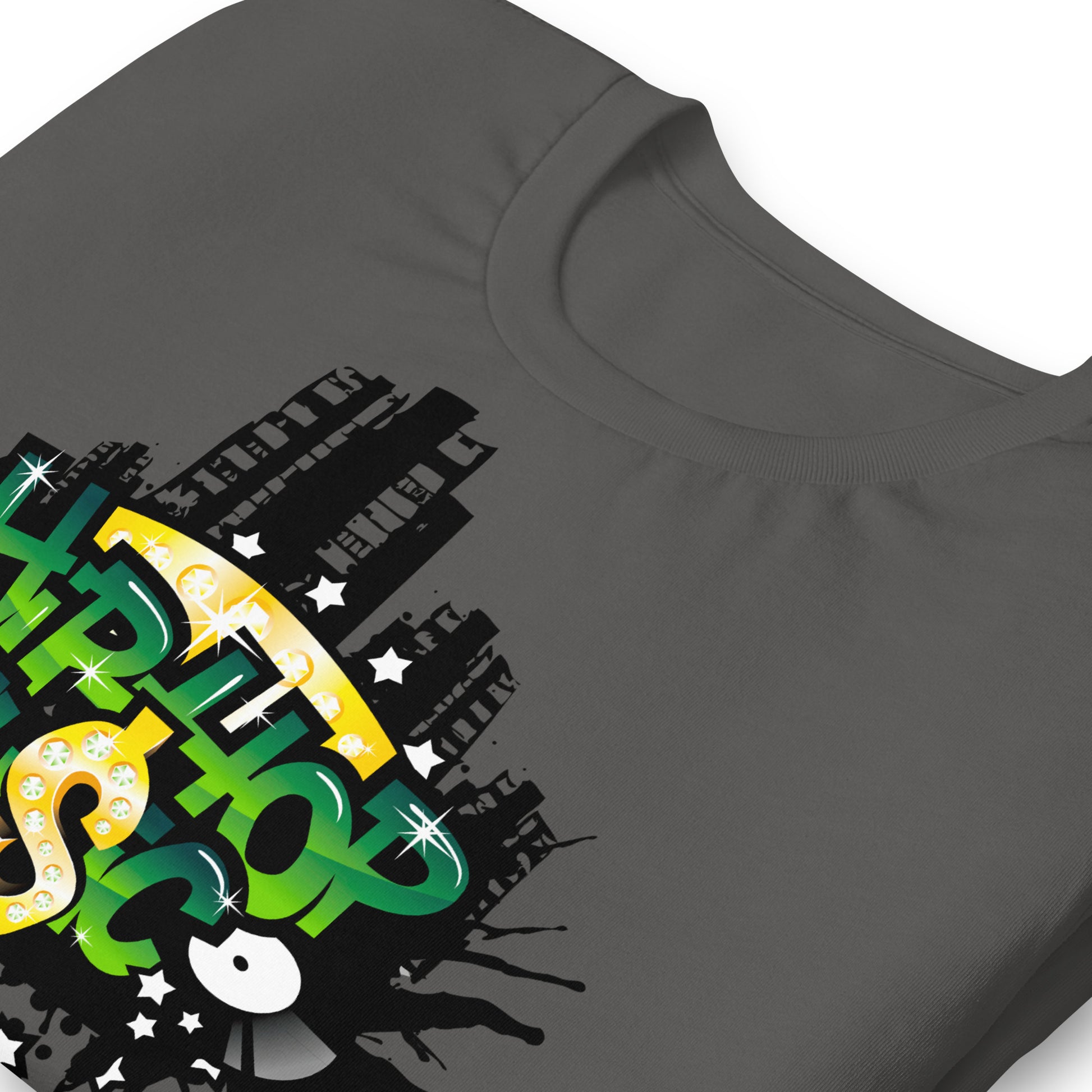 detalle de camiseta hip hop gris